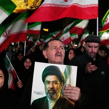 Ιρανοί με σημαίες και φωτογραφία του Μοτζτάμπα Χαμενεΐ / Φωτογραφία: AP / Vahid Salemi