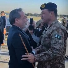 Ο Ιρανός υπουργός Εξωτερικών Αμπάς Αραγτσί υποδέχτηκε τον Πακιστανό στρατάρχη Ασίμ Μουνίρ στην Τεχεράνη