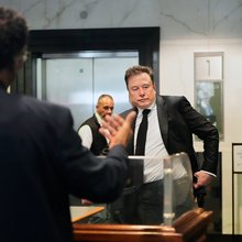 O Ελον Μασκ μόλις έχει φτάσει στο δικαστήριο