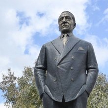 Ο ανδριάντας του Αριστοτέλη Ωνάση στο Ελληνικό