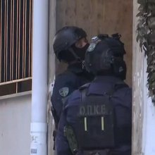 Η στιγμή που αστυνομικοί μπαίνουν στο κτίριο