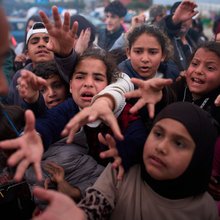 παιδια ζητουν φαγητο