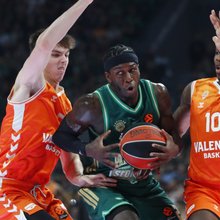 O Κέντρικ Ναν μονομαχεί με παίκτες της Βαλένθια στο φετινό παιχνίδι των δύο ομάδων στο ΟΑΚΑ