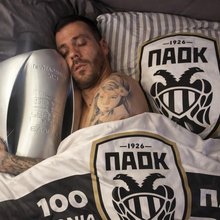 Ο Αντελίνο Βιεϊρίνια με το τρόπαιο του πρωταθλητή Ελλάδος