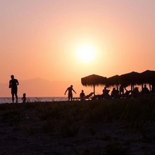 Νέοι σε παραλία της Ελλάδας