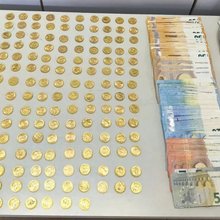 Οι λίρες και τα χρήματα που απέσπασαν από την ηλικιωμένη στην Πέλλα