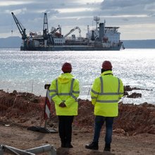 Άνθρωποι κοιτούν πλοίο