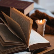 Βιβλίο σε γραφείο 