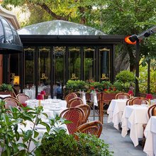 Στον κήπο του steakhouse Rick's στο Κεφαλάρι