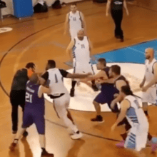 Αδιανόητο ξύλο στο εργασιακό πρωτάθλημα στη Ρόδο: Μπουνιές και κυνηγητό στον διαιτητή [βίντεο]