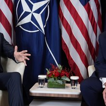 Ο γενικός γραμματέας του ΝΑΤΟ, Μαρκ Ρούτε και ο Αμερικανός πρόεδρος Ντόναλντ Τραμπ