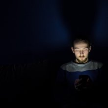 Ποιοι είναι οι «screenmaxxers», χρήστες που περνούν κάθε στιγμή της ημέρας μπροστά σε μια οθόνη ενός κινητού και δεν βλέπουν σε αυτό κάποιο πρόβλημα / UNSPLASH