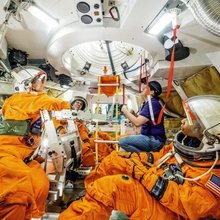 Στο εσωτερικό του διαστημικού σκάφους Orion spacecraft, οι αστροναύτες θα κληθούν να λειτουργήσουν ως πλήρωμα, επιστήμονες και ταυτόχρονα ως άνθρωποι / NASA