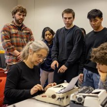 Η Γκριτ Ματίας Φελπς, διδάσκουσα γερμανικής γλώσσας, εισήγαγε αυτή την πρακτική το 2023 ως απάντηση στην τεχνητή νοημοσύνη / ΑΡ