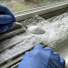 Αυτή η σπιτική τεχνική λειτουργεί ως προστατευτικό φράγμα αυτών των χώρων που αποτρέπει την ανάγκη για επιθετικά χημικά προϊόντα / SHUTTERSTOCK