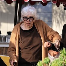 Η ηθοποιός Σίρλεϊ ΜακΛέιν σε σπάνια έξοδό της στο Μαλιμπού