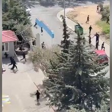 Μαθητές σε γυμνάσιο στο Καχραμανμαράς της Τουρκίας τρέχουν σε πανικό, την ώρα που συμμαθητής τους πυροβολά αδιακρίτως