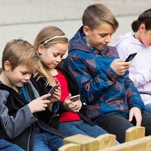 Το Greystones έχει γίνει σημείο αναφοράς για μια πρωτοβουλία που επιδιώκει να καθυστερήσει την είσοδο των παιδιών στον ψηφιακό κόσμο / AΡ