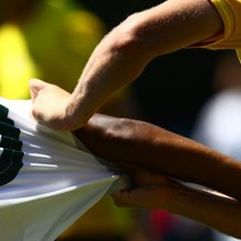 Τράβηγμα φανέλας στη διάρκεια ποδοσφαιρικού αγώνα