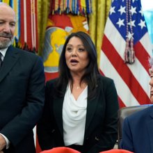 Η παραιτηθείσα υπουργός Εργασίας των ΗΠΑ, Λόρι Τσάβεζ ΝτεΡέμερ πίσω από τον Ντόναλντ Τραμπ 