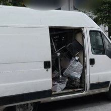 Το βαν στο οποίο φόρτωνε τις κλεμμένες μηχανές η συμμορία