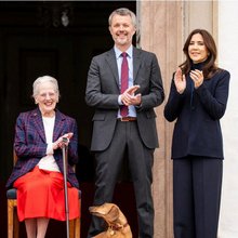 Η βασίλισσα Μαργκρέτε, ο βασιλιάς Φρέντερικ και η βασίλισσα Μαίρη στους εορτασμούς για τα γενέθλιά της τέως μονάρχη