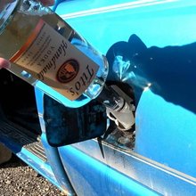 Γιατί οι μηχανικοί ρίχνουν αλκοόλ στο ρεζερβουάρ του αυτοκινήτου -To κόλπο που έγινε viral