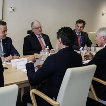 Τον Κωνταντίνο Τασούλα ενημέρωσαν για τις ενεργειακές εξελίξεις ο Σ. Παπασταύρου με τον Κρις Ράιτ