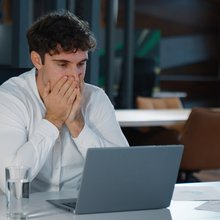 Άνθρωπος παρακολουθεί τρομαγμένος στον υπολογιστή του