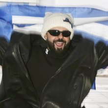 Ο Akylas με την ελληνική σημαία που πήρε μαζί του στη Βιέννη 