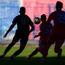 Εικαστική φωτογραφία από αγώνα της Super League 2 με τρεις ποδοσφαιριστές να διεκδικούν την μπάλα