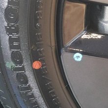 Χρωματιστές κουκκίδες σε ελαστικά αυτοκινήτου 