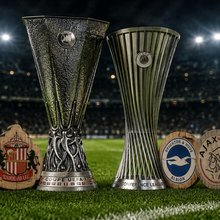 Τα τρόπαια Europa League και Conference League με σήματα ομάδων που θα συμμετέχουν στις δύο διοργανώσεις τη σεζόν 2026-27