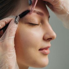 Πώς να αντιμετωπίσετε τα γκρίζα φρύδια -Και τα 7 καλύτερα προϊόντα που μπορείτε να χρησιμοποιήσετε