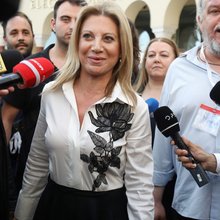 Μαρία Καρυστιανού: Με φόρεμα του Βασίλη Ζούλια με μαύρο τριαντάφυλλο στην παρουσίαση του κόμματός της