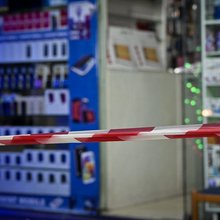 Κορδέλα έξω από το κατάστημα όπου έπεσαν οι πυροβολισμοί στην Πατησίων