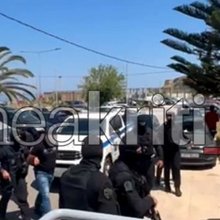 Αστυνομικοί έξω από την εισαγγελία