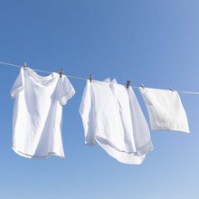 Πώς να σώσετε τα λευκά ρούχα από κίτρινους λεκέδες με απλά υλικά της κουζίνας