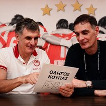 O Χοσέ Λουίς Μεντιλίμπαρ δίνει τις συμβουλές του στον Γιώργο Μπαρτζώκα ενόψει του Final Four της Euroleague