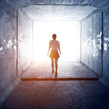 Ο όρος «εμπειρία κοντά στον θάνατο» (Near-Death Experience) καθιερώθηκε από τον ψυχίατρο Raymond Moody, ο οποίος είχε βιώσει και ο ίδιος μια τέτοια εμπειρία / UNSPLASH