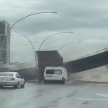 Απίστευτο τροχαίο στην Άγκυρα: Πεζογέφυρα κατέρρευσε μετά από σύγκρουση φορτηγού 