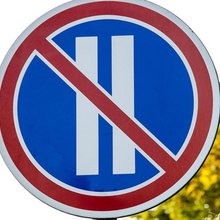 Πινακίδα που ρυθμίζει την στάση και τη στάθμευση αυτοκινήτων 