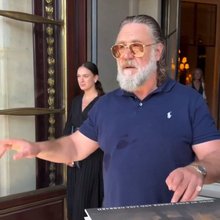 Ο Ράσελ Κρόου δίνει οδηγίες στους θαυμαστές του 