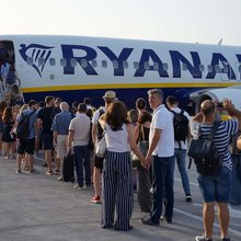 Επιβάτες επιβιβάζονται σε αεροσκάφος της Ryanair στην Ελλάδα