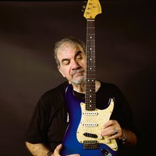 Δημητρης Σταρόβας με κιθάρα 