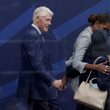  Η «ζεστή» στιγμή του Μπιλ Κλίντον με τη Μισέλ, ενώ η Χίλαρι κοιτάζει αλλού