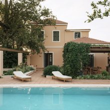 πισίνα κατοικία σεζλόνγκ δέντρα Villa Roja Πάτρα 