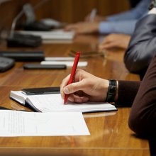 άνδρας κρατάει σημειώσεις