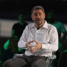 Ο Νίκος Ανδρουλάκης σε συζήτηση με νέους στη Δραπετσώνα