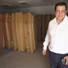 Ο Ζουχάιρ Χερτέλι, διευθυντής νεκροτομείου και γραφείου κηδειών, βγαίνει από την αποθήκη των φερέτρων του κοντά στο αεροδρόμιο Ορλί του Παρισιού την Κυριακή 28 Ιουνίου 2026. (AP Photo/John Leicester)